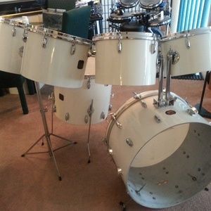 Vintage   white Gretsch drum set